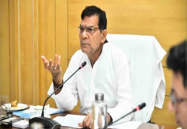 बिजली कटौती की शिकायत पर अफसर ने गिनाए अपने राजनीतिक परिचय, ऊर्जा मंत्री एके शर्मा ने किया निलंबित