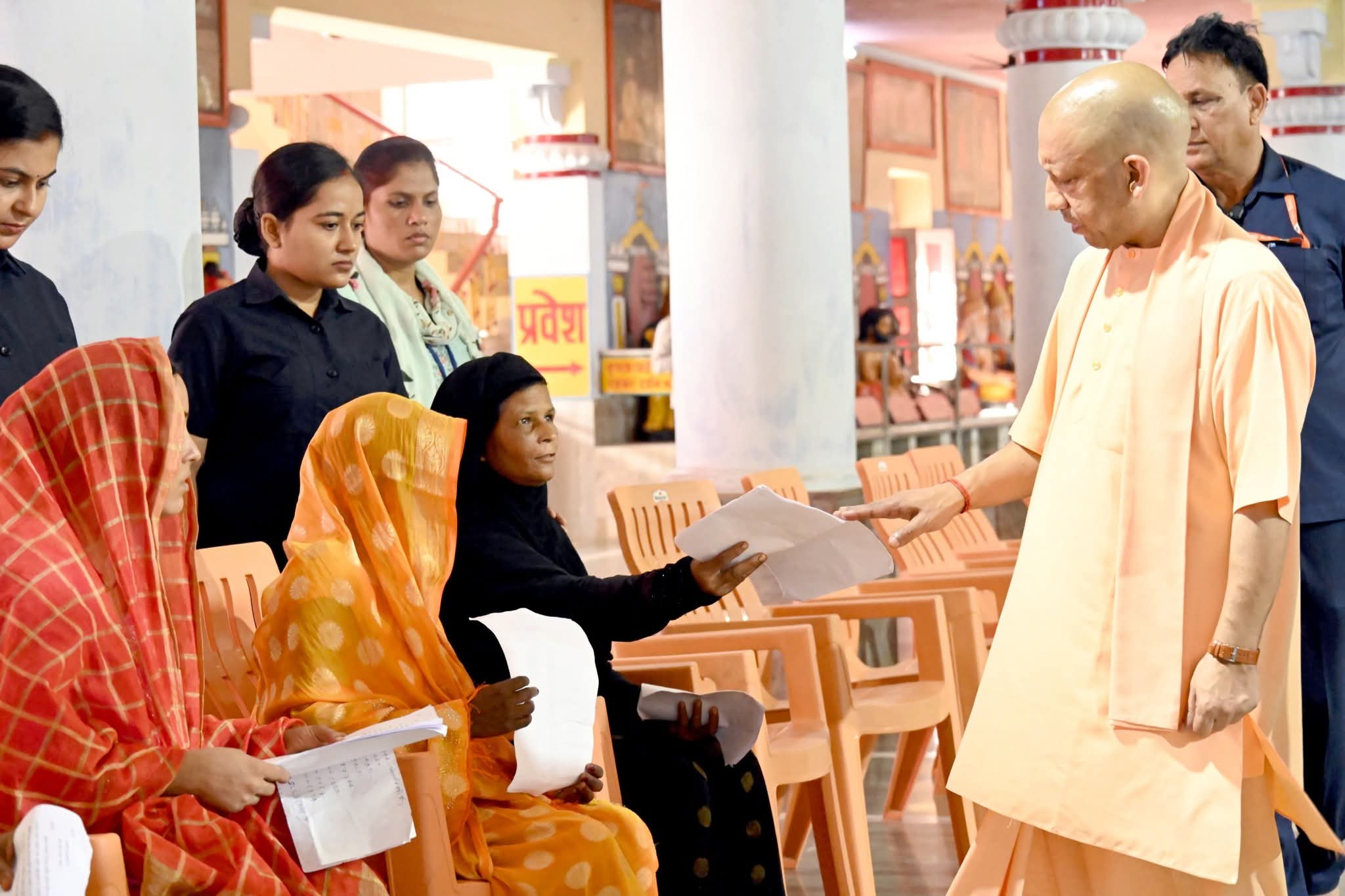 गोरखपुर में जनता दर्शन: मुख्यमंत्री योगी आदित्यनाथ ने सैकड़ों फरियादियों की समस्याएं सुनीं