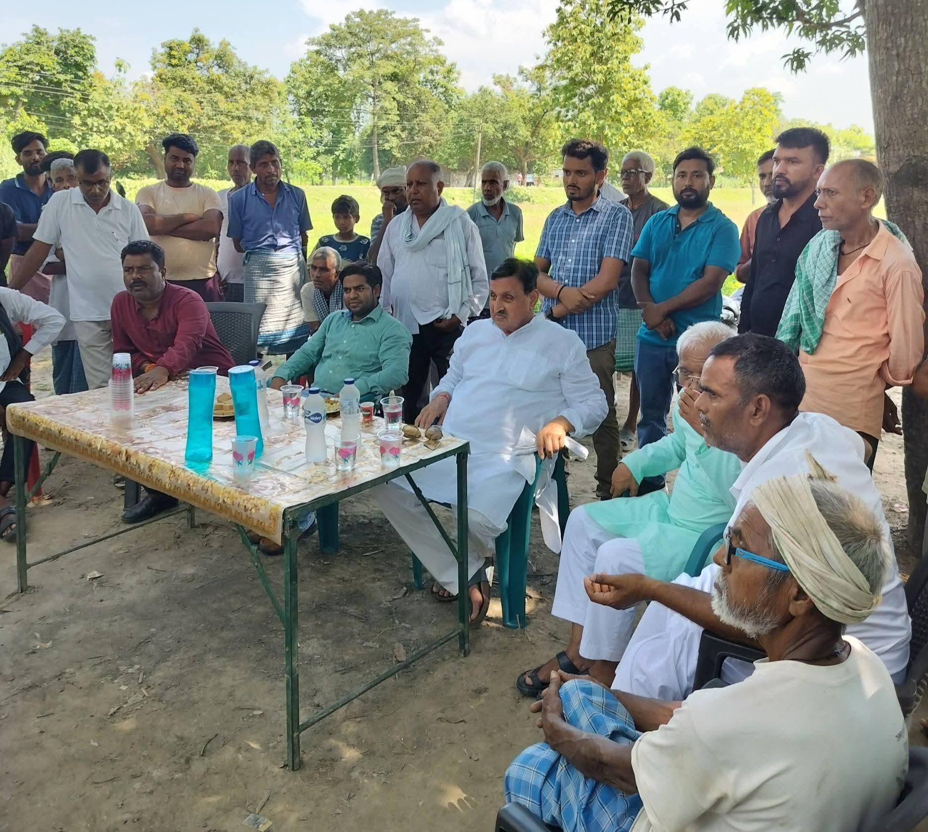 पूर्व मंत्री अमरमणि त्रिपाठी ने झिंगटी में चौपाल लगाकर सुनीं ग्रामीणों की समस्याएं