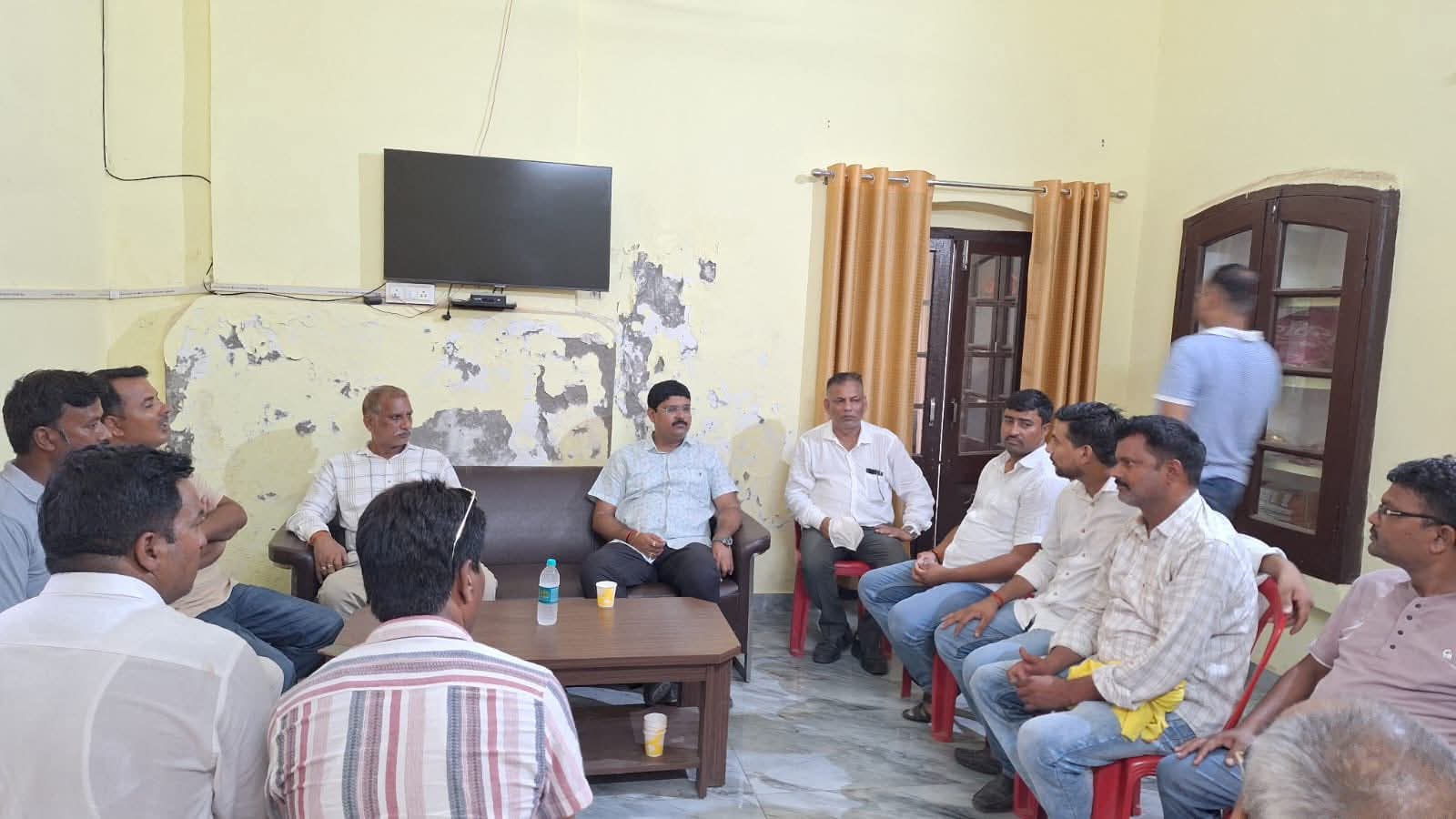 विधायक ऋषि त्रिपाठी ने डाक बंगले पर किया विशेष जनसंवाद, रात 11 बजे तक सुनीं जनसमस्याए