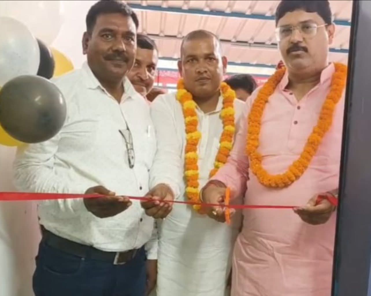 गजरहा चौराहे पर फैमिली हेल्थ केयर सेंटर का हुआ शुभारंभ, विधायक ऋषि त्रिपाठी ने किया उद्घाटन
