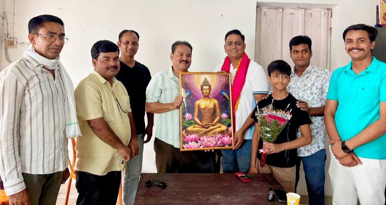 अमित त्रिपाठी को प्रेस क्लब अध्यक्ष बनने पर पूर्व चेयरमैन गुड्डू खान ने किया सम्मानित