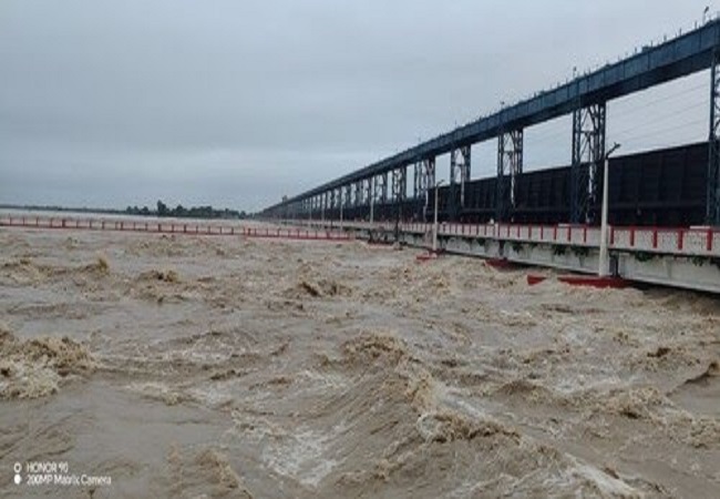 संगम नगरी में गंगा उफान पर, काशी के सभी 84 घाट पूरी तरह से जलमग्न, प्रशासन ने जारी किया अलर्ट