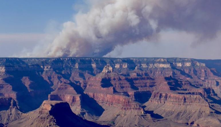 Grand Canyon National Park : अमेरिका के ग्रैंड कैन्यन नेशनल पार्क के कुछ हिस्से में लगी आग के चलते बंद