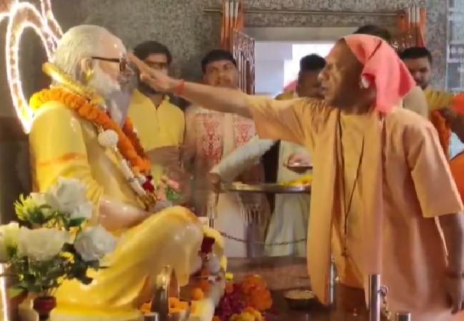 CM योगी आदित्यनाथ ने गुरु पूर्णिमा के अवसर पर गोरखनाथ मंदिर में की पूजा-अर्चना