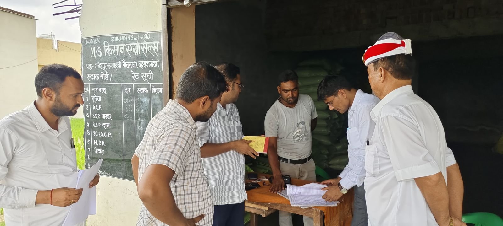 एसडीएम ने खाद की दुकानों पर मारा छापा, एक दुकान सील, किसानों से की सीधी बातचीत