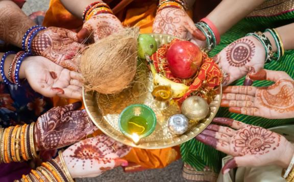 Haryali Teej Vrat 2025 : हरियाली तीज पर देवी पार्वती की पूजा में इन बातों का रखें खास ध्यान , जानें कब मनाई जाएगी