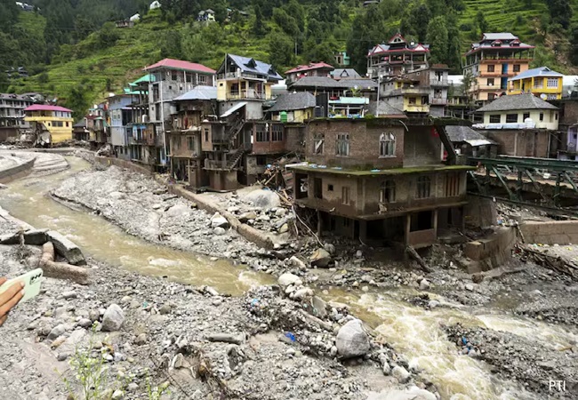 हिमाचल में भीषण वर्षा का प्रकोप जारी, 17 दिन में 19 बार बादल फटने से 82 की मौत