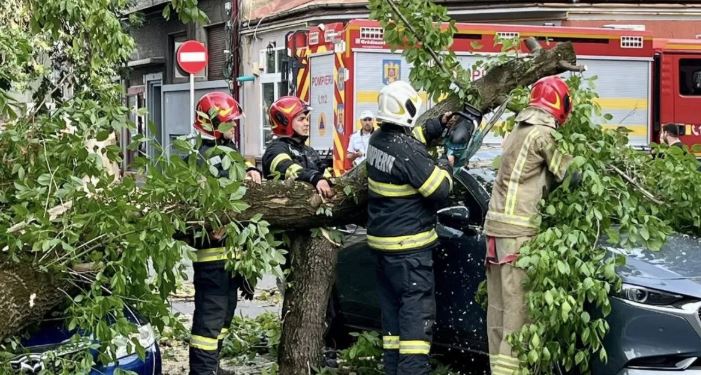 Heavy storm in Romania : रोमानिया में भीषण तूफान से भारी तबाही , इलाकों में बाढ़ और नुकसान , अलर्ट जारी