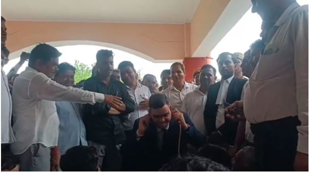 Video- शाहजहांपुर में ज्वाइनिंग के दिन ही SDM ​रिंकू सिंह से वकीलों ने कान पकड़कर करवाई उठक-बैठक, जानें पूरा मामला?