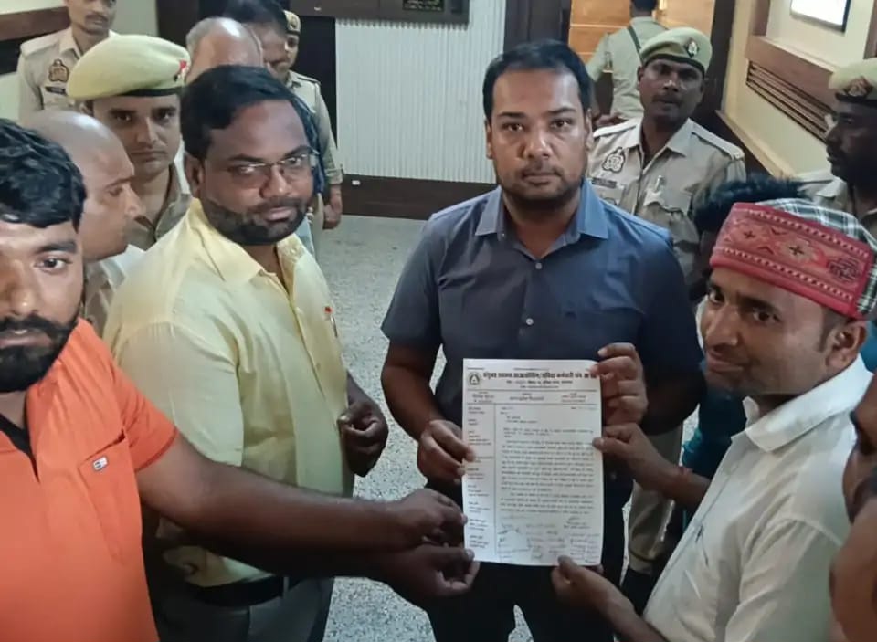 आउटसोर्सिंग कर्मियों ने स्थायीकरण को लेकर किया प्रदर्शन, मुख्यमंत्री को संबोधित ज्ञापन सौंपा