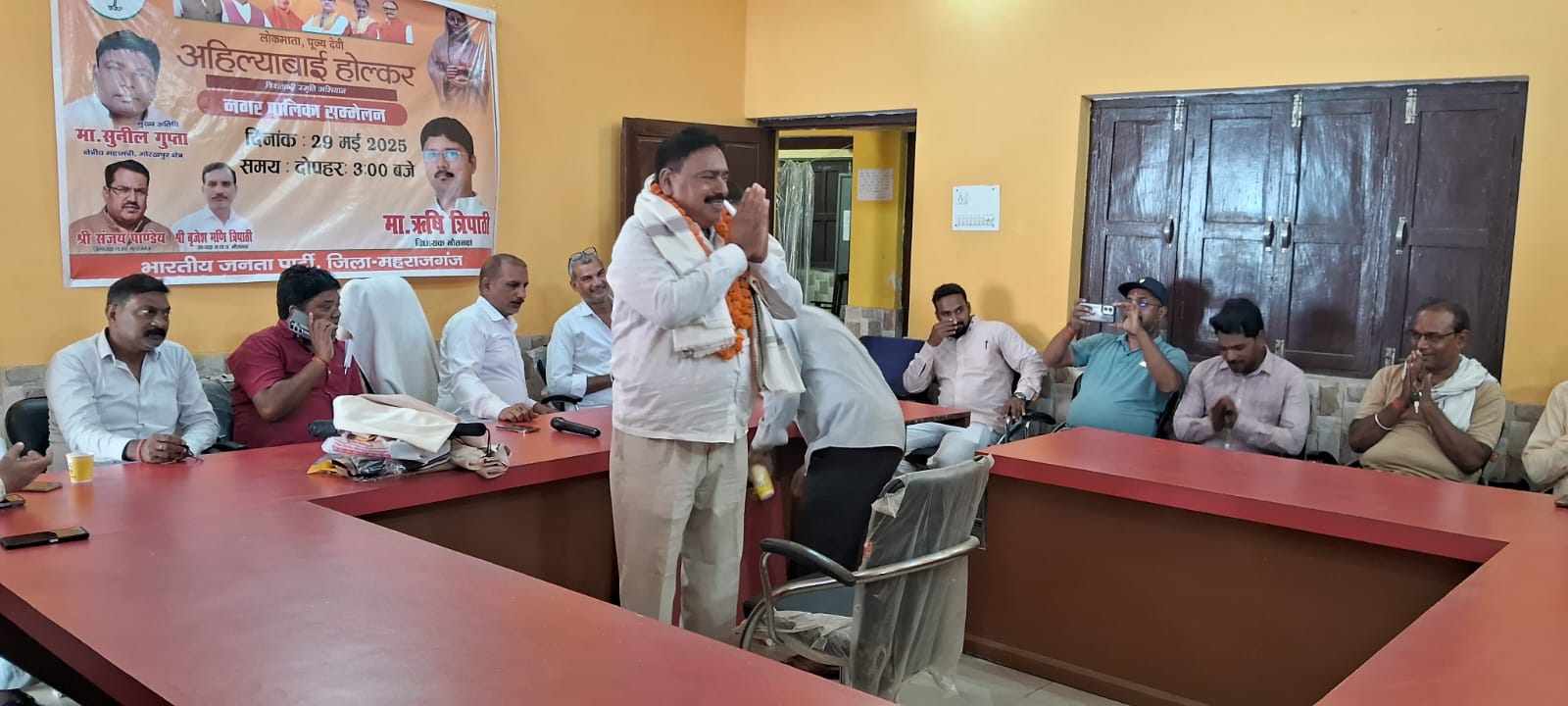 NAUTANWA-नगर पालिका कर्मी सुरेश पासवान को सेवानिवृत्ति पर दी गई भावभीनी विदाई