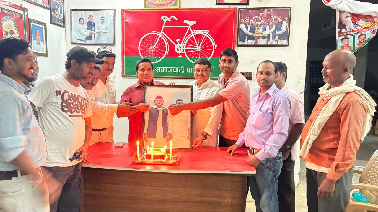 सोनौली में सपा अध्यक्ष अखिलेश यादव का जन्मदिन धूमधाम से मनाया गया