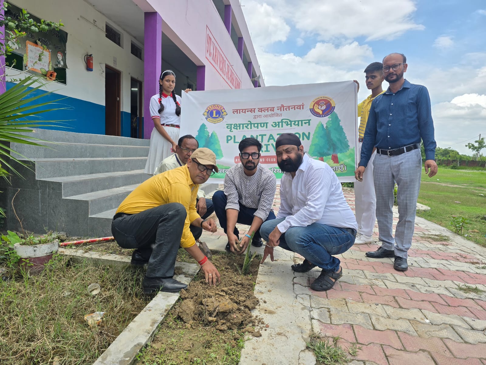 नौतनवा में लायंस क्लब का पौधरोपण अभियान, विभिन्न प्रजातियों के लगाए गए पौधे