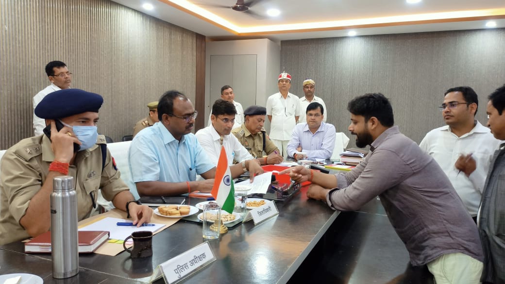 नौतनवा:संपूर्ण समाधान दिवस में डीएम-एसपी ने सुनीं जन समस्याएं, मौके पर दिए त्वरित निस्तारण के निर्देश