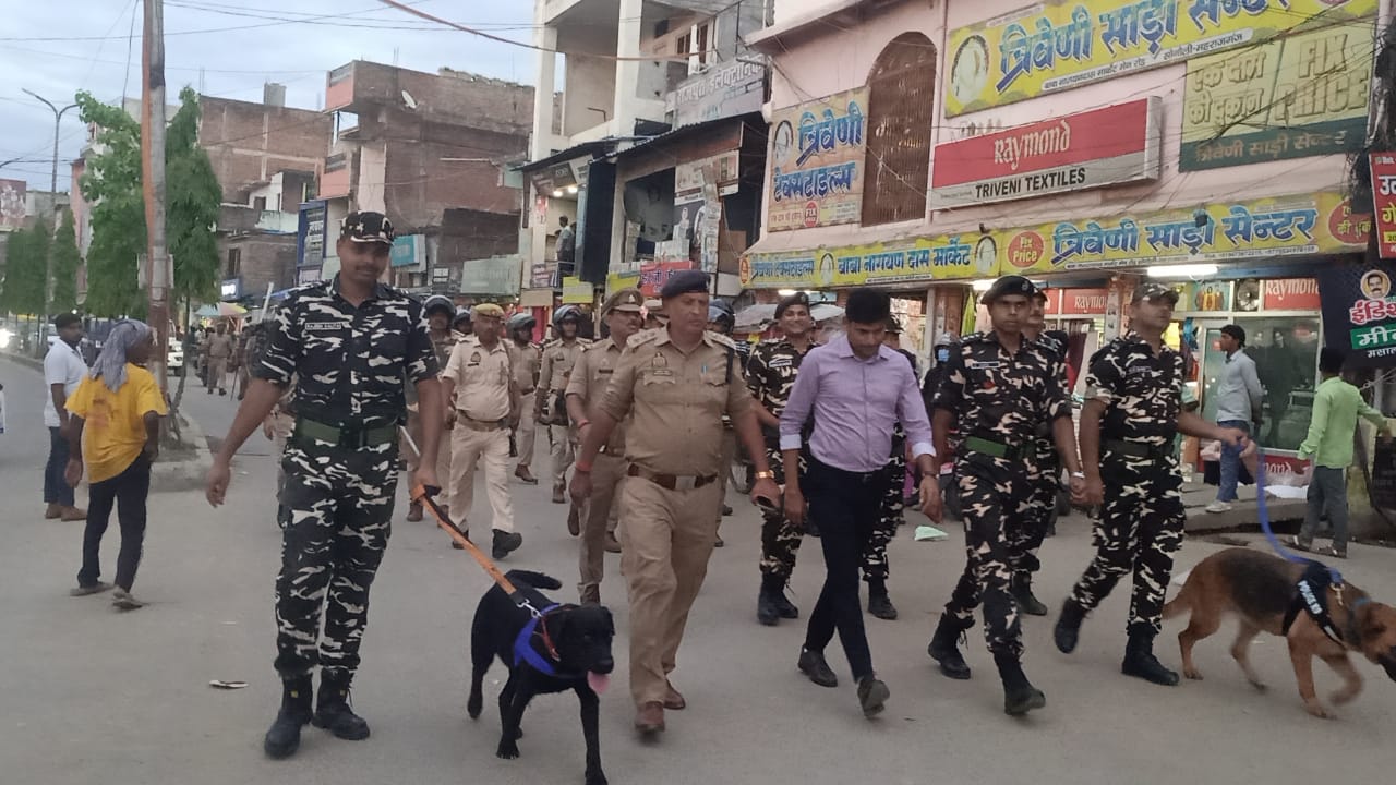 मुहर्रम को लेकर पुलिस प्रशासन सतर्क, सोनौली में निकाला गया फ्लैग मार्च