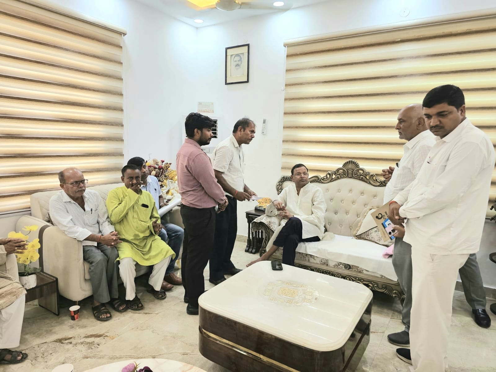 केन्द्रीय वित्त राज्य मंत्री पंकज चौधरी ने की जनसुनवाई,अधिकारियों को समस्याओं के त्वरित समाधान के दिए निर्देश