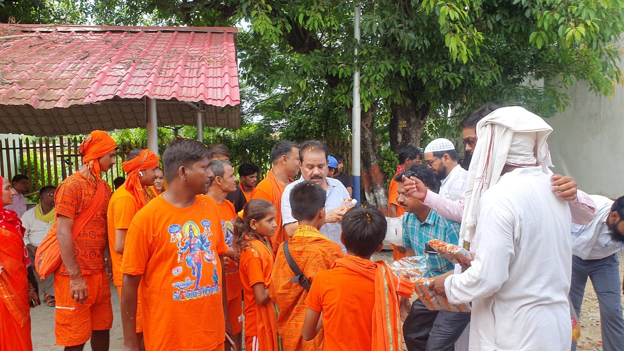 मुस्लिम समाज ने कांवड़ियों पर की पुष्पवर्षा, पेश की गंगा-जमुनी तहज़ीब की मिसाल