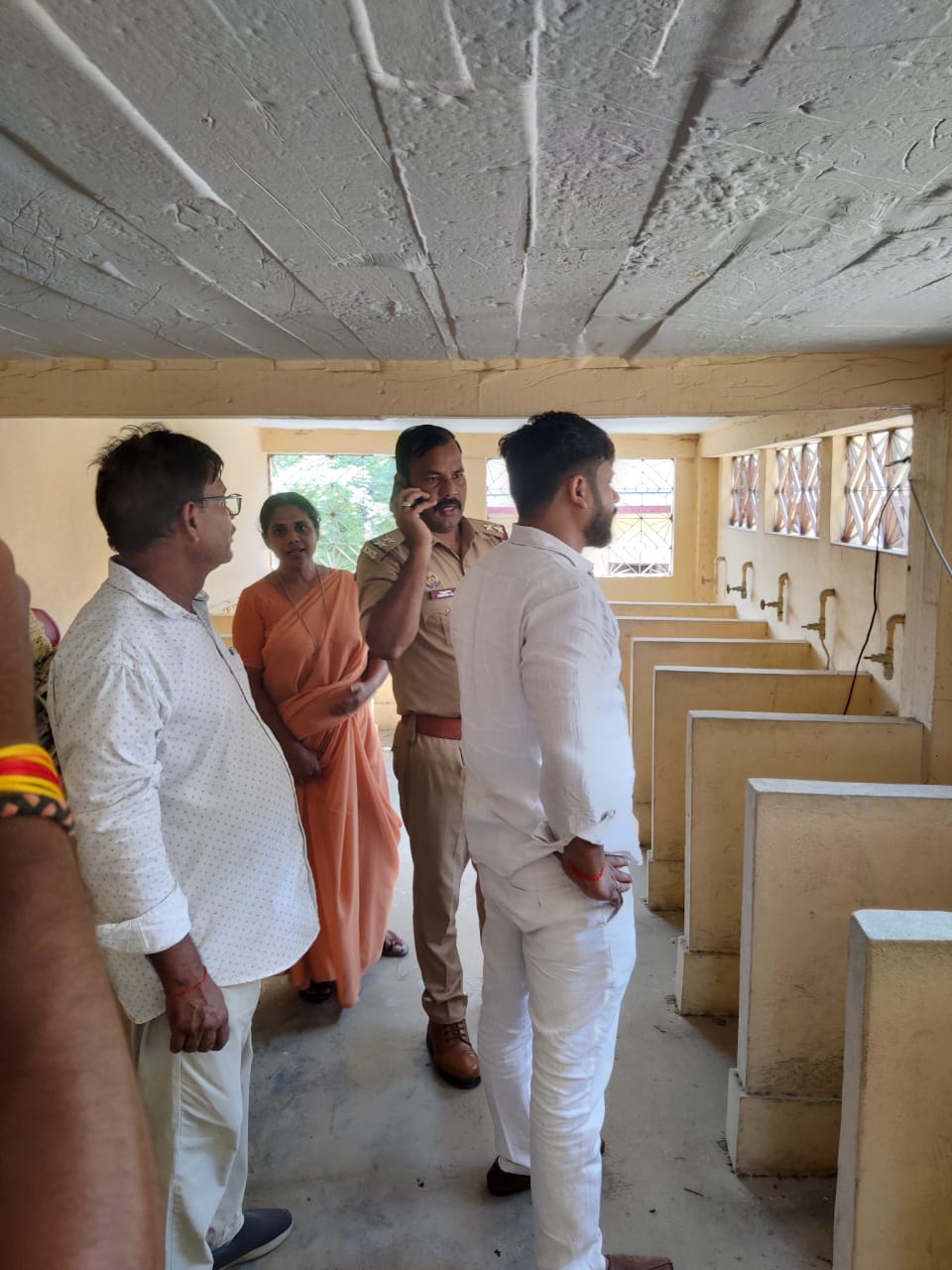 नौतनवा के होली क्रॉस स्कूल में धार्मिक विवाद: शौचालय के रोशनदान पर स्वास्तिक चिह्न बनाने से हिंदू समुदाय में रोष