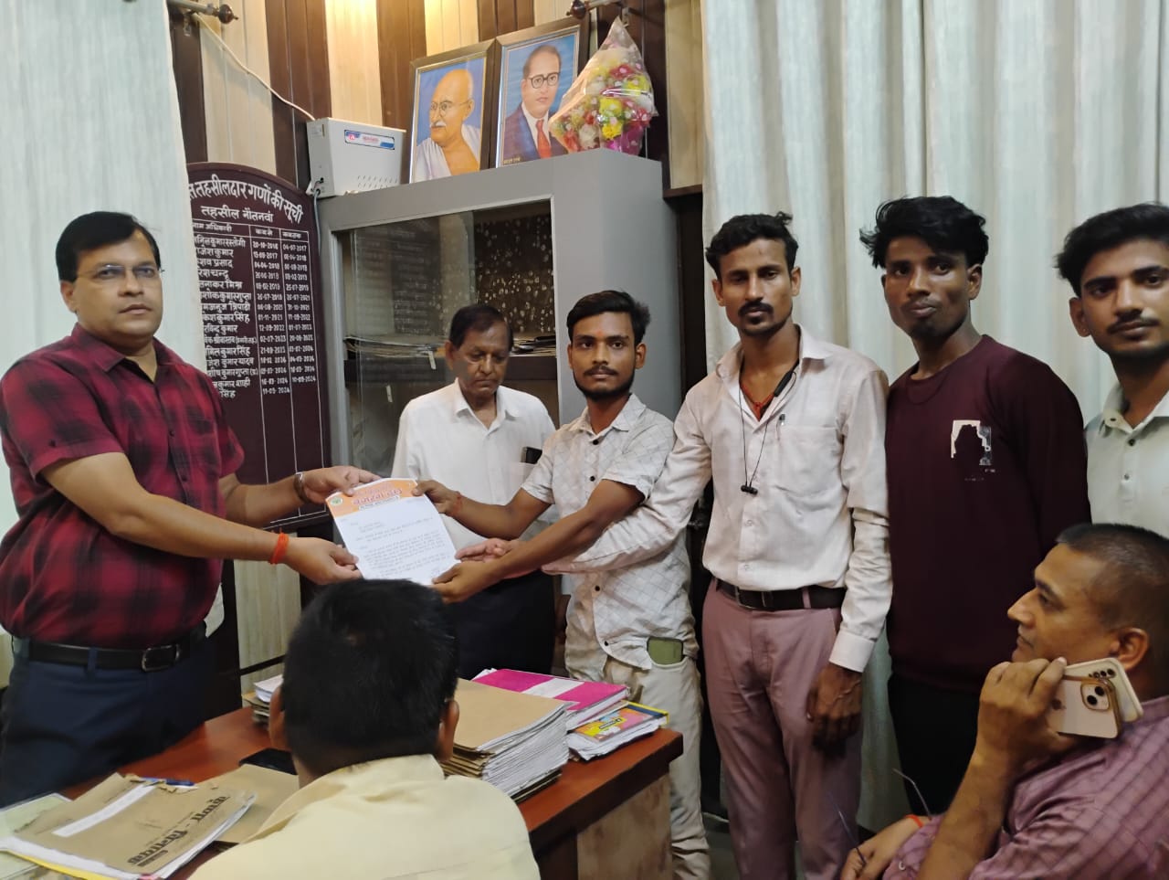 होली क्रॉस स्कूल में शौचालय पर स्वस्तिक चिह्न बनाने का विवाद:बजरंग दल ने एसडीएम को सौंपा ज्ञापन, धार्मिक भावनाएं आहत करने का मामला