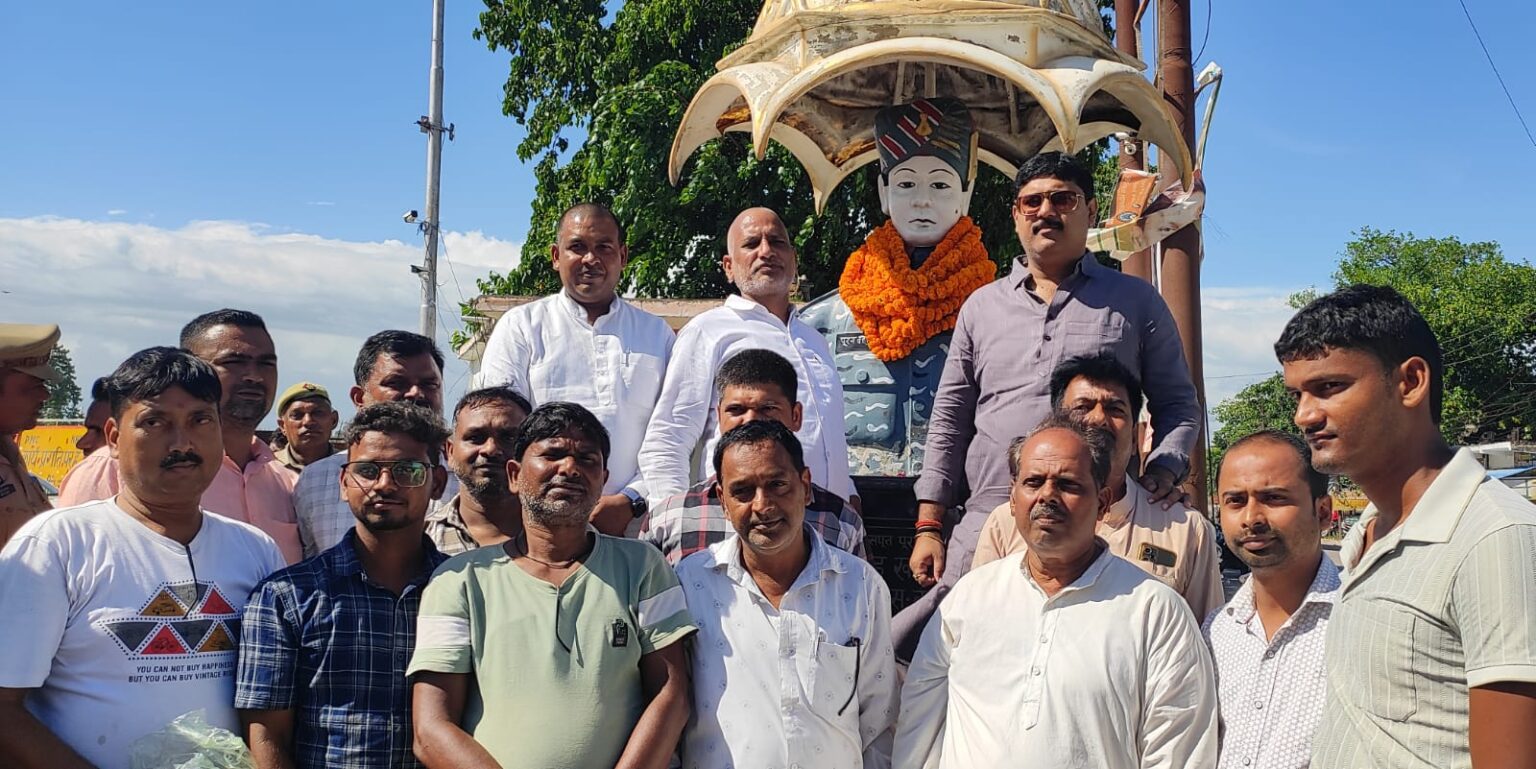 नौतनवा में अमर शहीद पूरन बहादुर थापा को श्रद्धांजलि, विधायक ऋषि त्रिपाठी ने किया माल्यार्पण