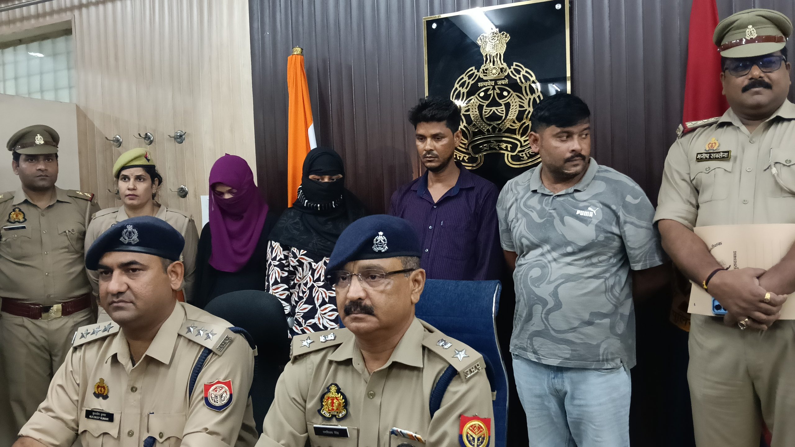 हनी ट्रेप गैंग का खुलासा दो युवकों सहित दो महिला को किया गिरफ्तार, फोन कॉल चैटिंग के माध्यम से अपने जाल में फंस आपत्तिजनक वीडियो बनाकर करते थे ब्लेकमेल
