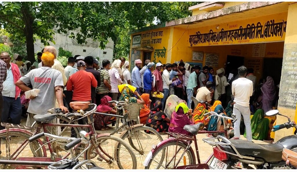 महुअवा समिति पर खाद वितरण को लेकर किसानों का हंगामा, पुलिस की निगरानी में दोबारा शुरू हुआ वितरण