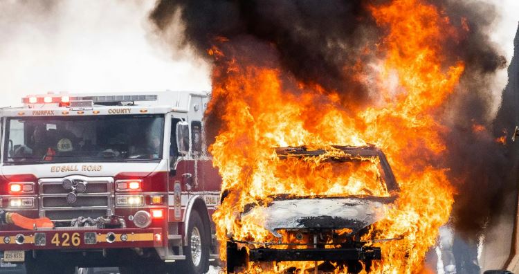 अमेरिका में छुट्टियां मनाने गए भारतीय परिवार की सड़क हादसे में हुई दर्दनाक मौत, धू-धू  कर जली कार