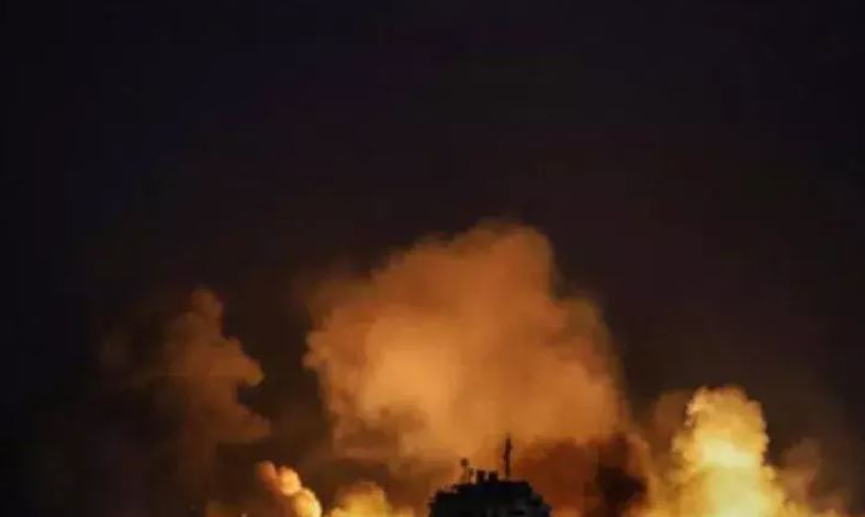 Israel airstrikes Yemen : इजरायल ने यमन के लाल सागर बंदरगाहों पर हमले शुरू किए , हौथी गढ़ों को बनाया निशाना 