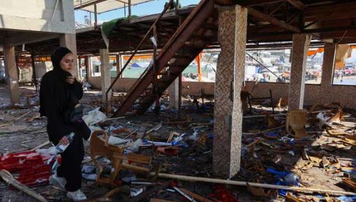 Israel-Gaza War :  गाजा में इजरायली हमलों में 74 लोग मारे गए, बमबारी में कैफे ध्वस्त हो गया और जमीन पर हो गया बड़ा गड्ढा