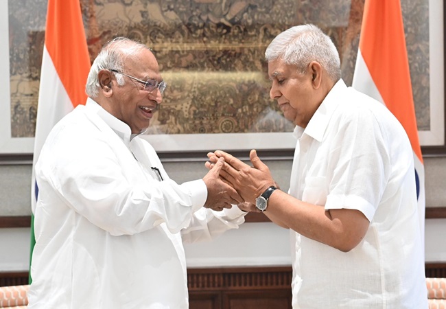 धनखड़ और विपक्षी नेताओं की नजदीकियों से सरकार का एक धड़ा था नाराज! इस्तीफे की वजह हुई साफ