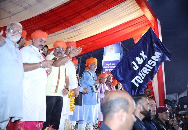 Amarnath Yatra 2025 : अमरनाथ यात्रा का पहला जत्था रवाना, जम्मू में LG मनोज सिन्हा ने झंडी दिखाई