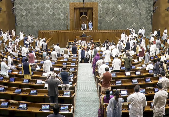 लोकसभा के नए अटेंडेंस सिस्टम पर बवाल! कांग्रेस सचेतक ने प्रधानमंत्री और मंत्रियों को विशेष छूट देने का लगाया आरोप