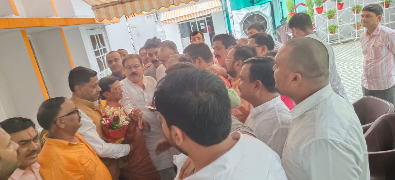 जनसुनवाई में नगर आयुक्त नदारद,नाराज पार्षदों ने डिप्टी सीएम से शिकायत, बोले- उनसे नहीं संभल रहा है लखनऊ नगर निगम