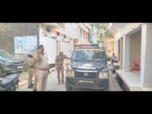 नौतनवा:आरोपी के फरार रहने पर गांधी नगर स्थित मकान की कुर्की को पहुंची बिहार पुलिस