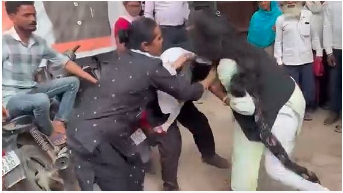 मथुरा कचहरी में महिला अधिवक्ताओं में जमकर हुई मारपीट, वीडियो सोशल मीडिया पर तेजी से वायरल
