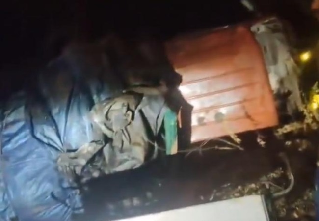 आंध्र प्रदेश में बड़ा सड़क हादसा; आमों से लदा ट्रक पलटने से 9 लोगों की मौत, 10 घायल