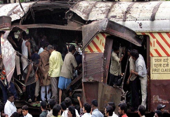 Mumbai Local Train Blasts Case: 2006 मुंबई लोकल ट्रेन ब्लास्ट केस में बॉम्बे हाईकोर्ट ने सभी 12 आरोपियों को निर्दोष करार देते हुए किया बरी