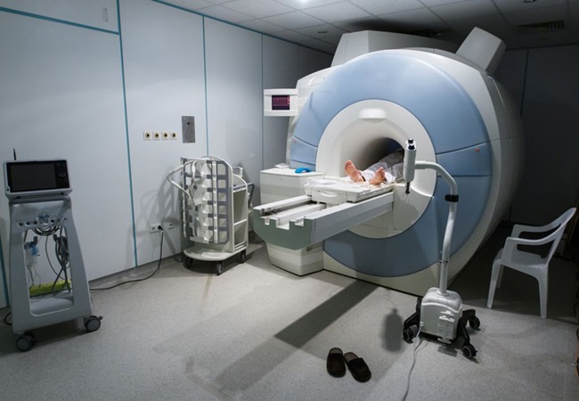 MRI रूम में हुआ दिल दहलाने वाला हादसा, स्कैन के दौरान बुजुर्ग को खींच ले गयी मशीन; आप भूलकर भी न करें ये गलती