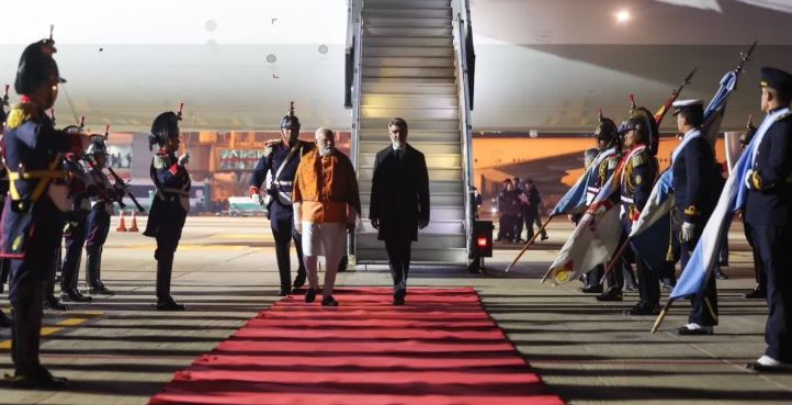 PM Modi Argentina Visit : पीएम मोदी अर्जेंटीना पहुंचे , भारतीय प्रवासियों ने  किया जोरदार स्वागत