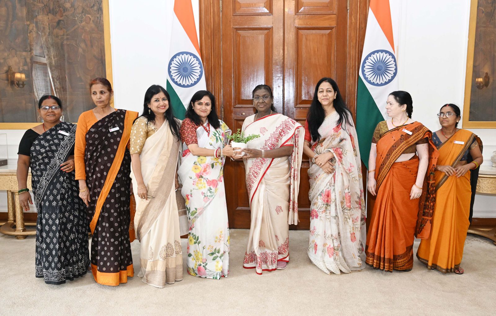 अधिकारियों की पत्नियां समाज के लिए विकास की वाहक बन सकती हैं : राष्ट्रपति द्रौपदी मुर्मू