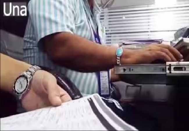 iPhone का लालच देकर SBI मैनेजर ने महिलाकर्मी से की ‘गंदी हरकत’, यौन शोषण का VIDEO वायरल