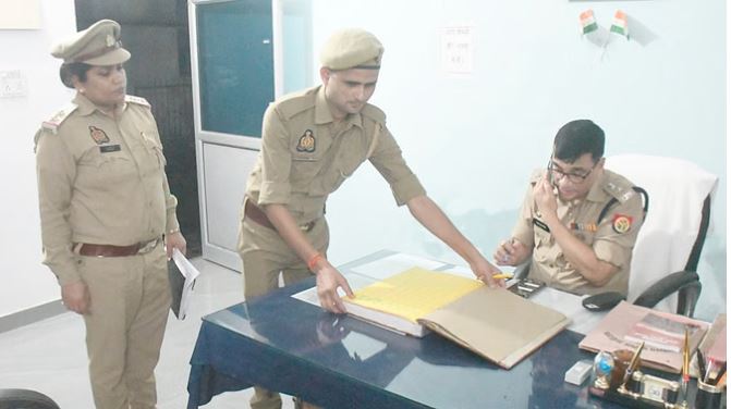 UP News : छुट्टी पर गए दो महिला कांस्टेबल समेत सात सिपाही अचानक हो गए गायब, एसपी ने ले लिया बड़ा फैसला