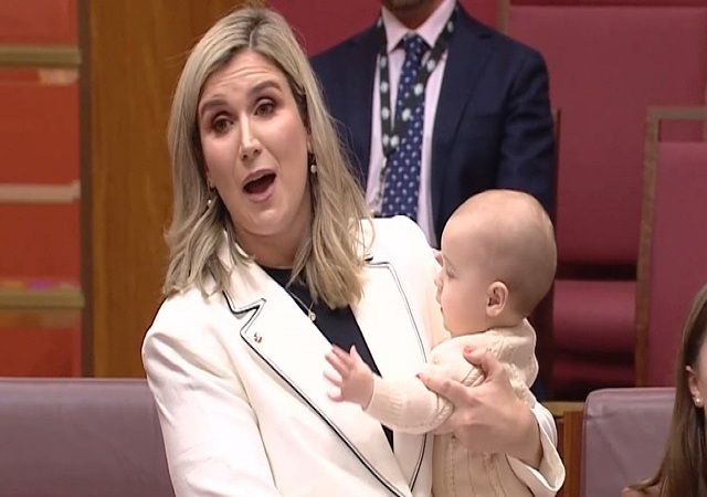ऑस्ट्रेलिया की नवनिर्वाचित सांसद बच्चे को गोद में लेकर दिया अपना पहला भाषण, एक मां में दिखी नेता की झलक