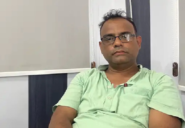 डीएम कार्यालय में रिश्वत लेते वरिष्ठ सहायक गिरफ्तार, रिटायर्ड अधिकारी से मांगे थे 50 हजार रुपए