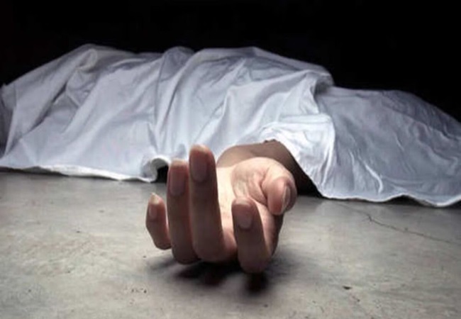 Siddharthnagar Crime: सड़क किनारे खून से लथपत मिला युवक का शव, परिजनों ने जताई हत्या की आशंका