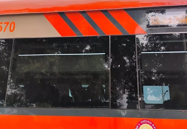 बिहार में वंदे भारत ट्रेन पर पथराव, एक बोगी का शीशा टूटा, यात्रियों में मची भगदड़