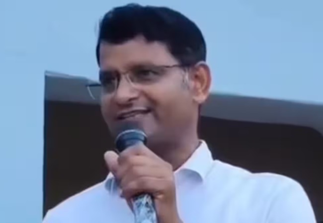 VIDEO : ‘कांवड़ मत ले जाना…’ कविता पाठ करने पर बरेली में शिक्षक रजनीश गंगवार के खिलाफ हुई FIR, जानें पूरा मामला?