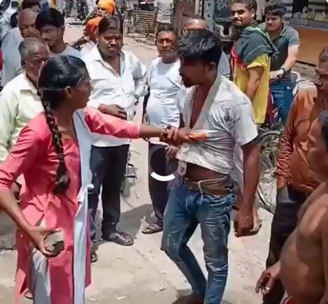 VIDEO- छेड़खानी से ​आजिज युवती ने मनचले को सरेआम बीच सड़क पर चप्पल और थप्पड़ों से जमकर धोया, सिर से उतार दिया आशिकी का भूत