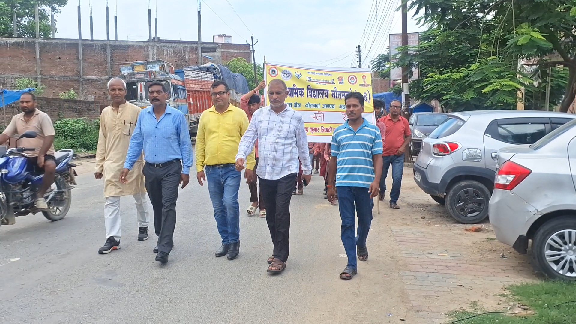 “एक रोटी कम खाओ, अपने सभी बच्चे पढ़ाओ” के नारों से गूंजा नौतनवा, पूर्व माध्यमिक विद्यालय के बच्चों ने निकाली शिक्षा जागरूकता रैली